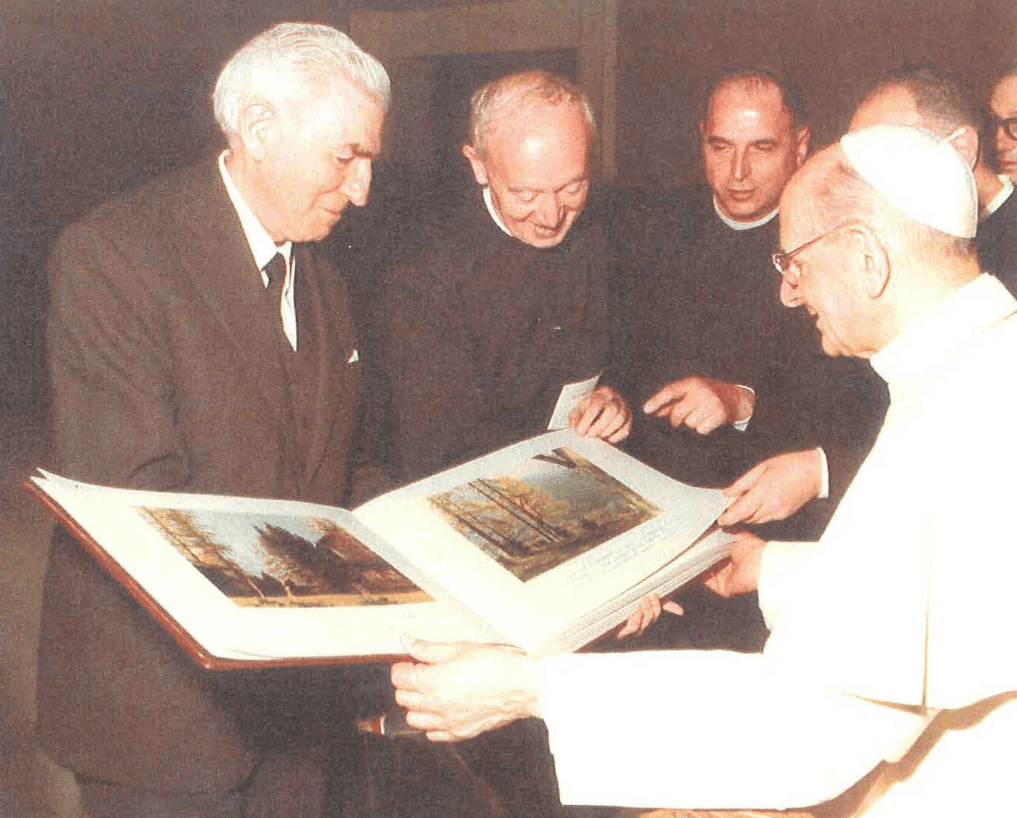 19 Maggio 1976 - Città del Vaticano: Don Eugenio presenta a S.S. Paolo VI l'album di fotografie dono del Patronato Sant'Antonio