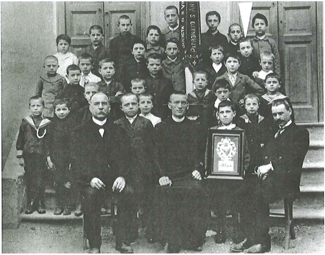 1914- Oratorio Patronato Sant'Antonio: Eugenio nelgnippo del silenzio In prima fila, da sinistra: Rag. T. Persico, Don Giova.nni. Allegranza, Sig. A. Beretta