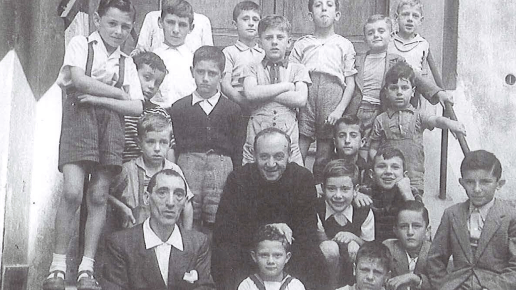 don Eugenio Bussa con i suoi ragazzi 1935