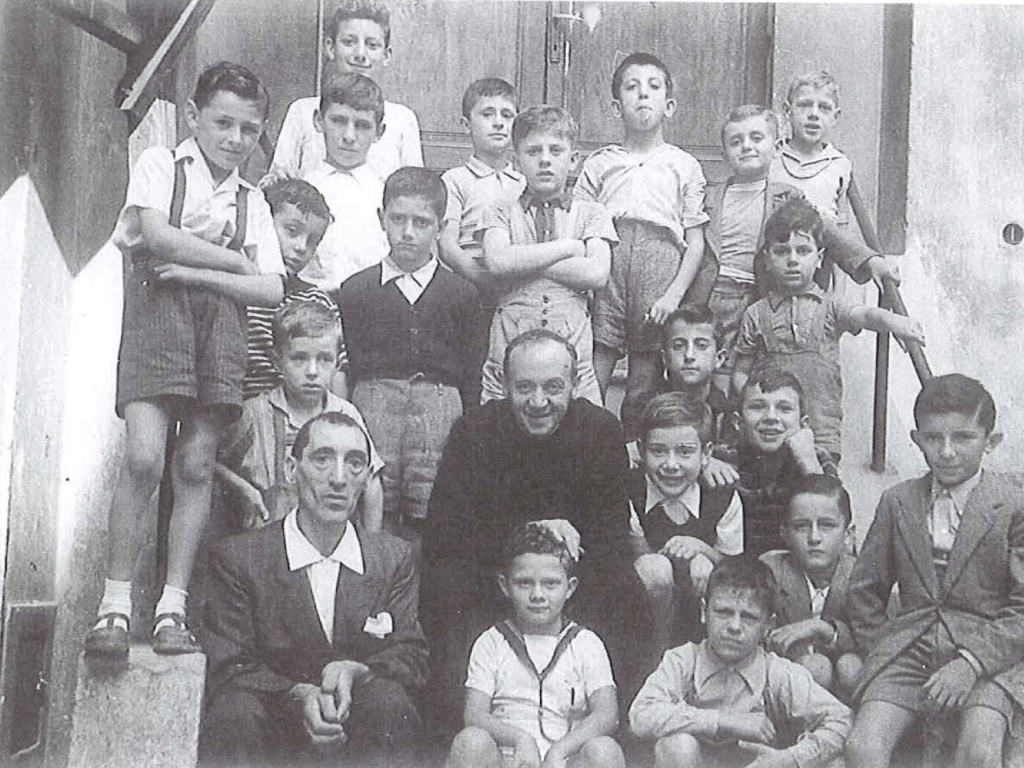 1949 Don Eugenio con un gruppo di ragazzi