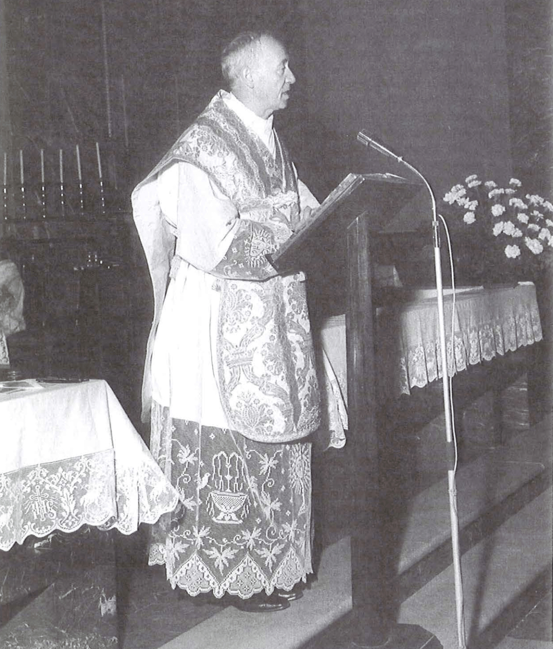 1968  Don Eugeuio parla nel corso cli una S.Messa celebrata in occasione del suo quarantesimo di Ordinazione Sacerdotale