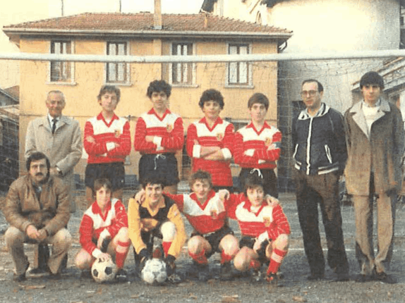 1970 anni Una squadra di calcio con il responsabile della sezione e gli allenatori