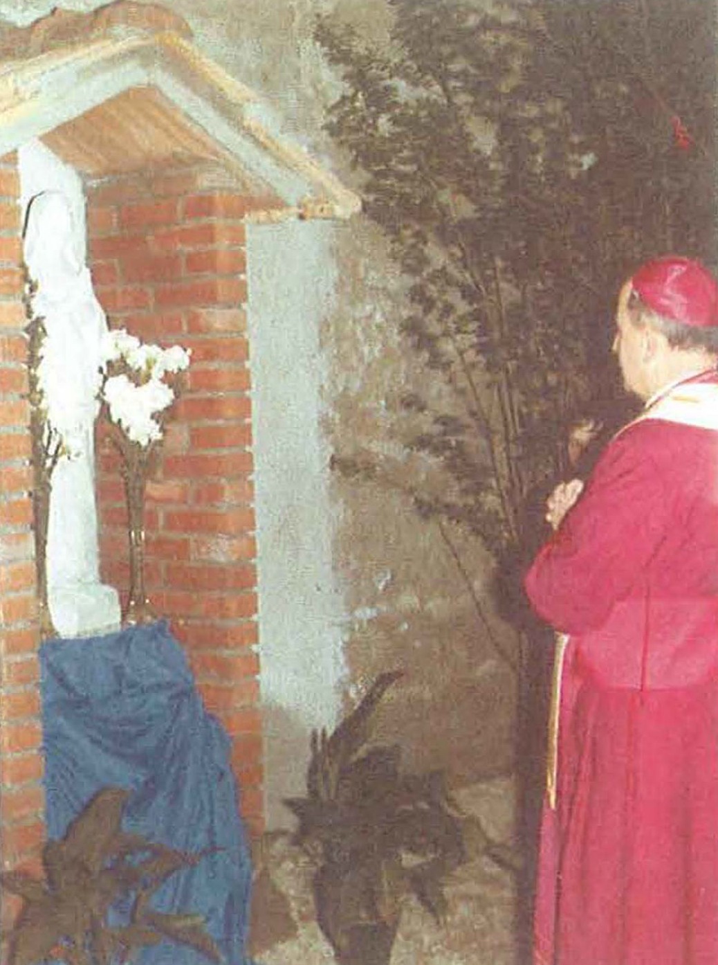 21 Aprile 1979 - Nel cortile dell'Oratorio femminile,  S. Ecc. Mons. Libero Tresoldi, Vescovo Ausiliare di Milano,  benedice la statua di Maria lmmcicolata, alla quale è intitolato l'Oratorio stesso