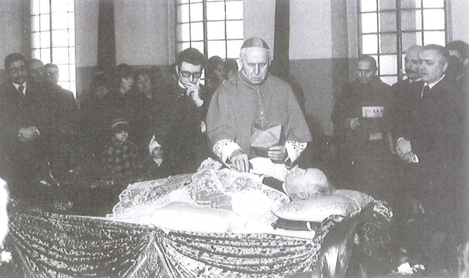 30 Gennaio 1977 l'arcivescovo di Milano Card Colombo depone una Croce sul petto di Don Eugenio