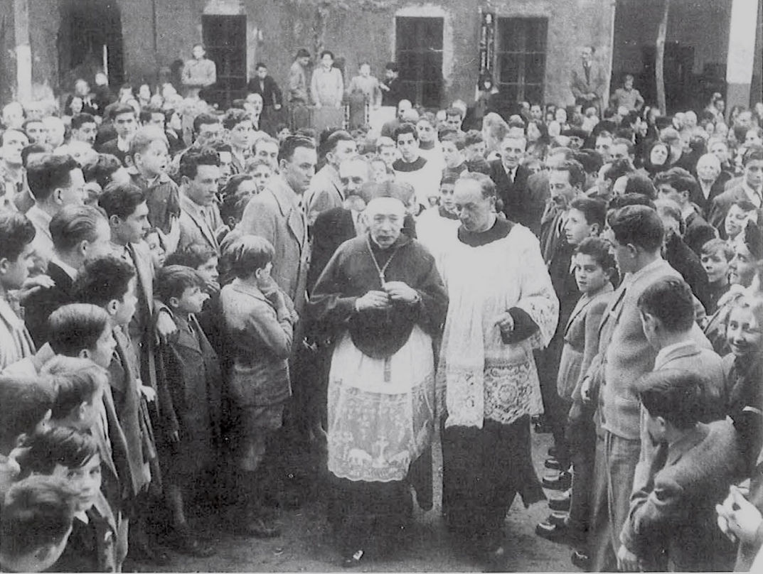 30 Ottobre 1949 Don Eugenio accompagna il Card. Schuster in visita al Pensionato ricostruito