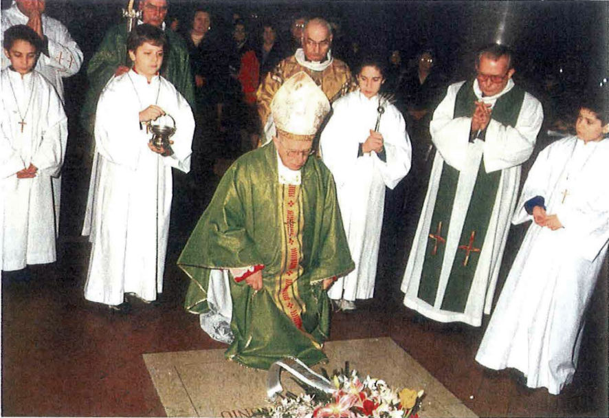  6 Febbraio 2000 - S. Ecc. l'Arcivescovo Mons. Pasquale Macchi, Segretario di S. S. Paolo VI, in preghiera sulla tomba di Don Eugenio.