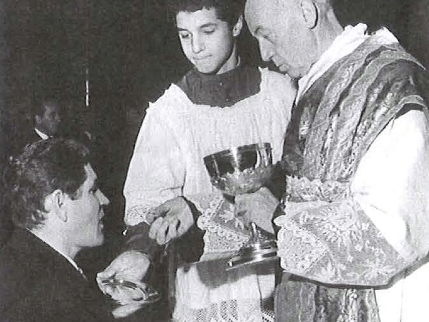  124 Don Eugenio distribuisce la Comunione durante la S.Messa