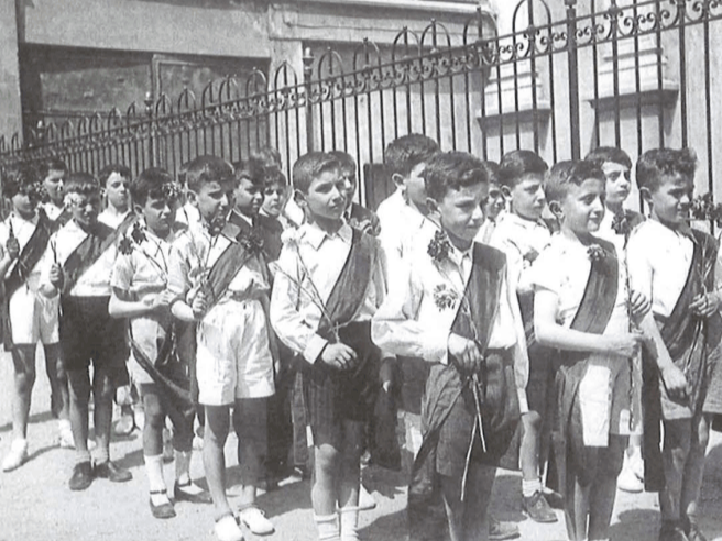 Giugno 1937 Un gruppo di Paggetti pronto per la processione con la statua di Sant'Antonio