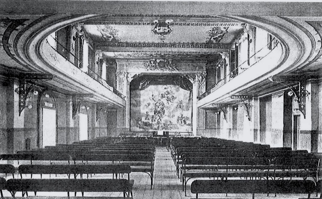interno del Teatro Internazionale trasformato in chiesa