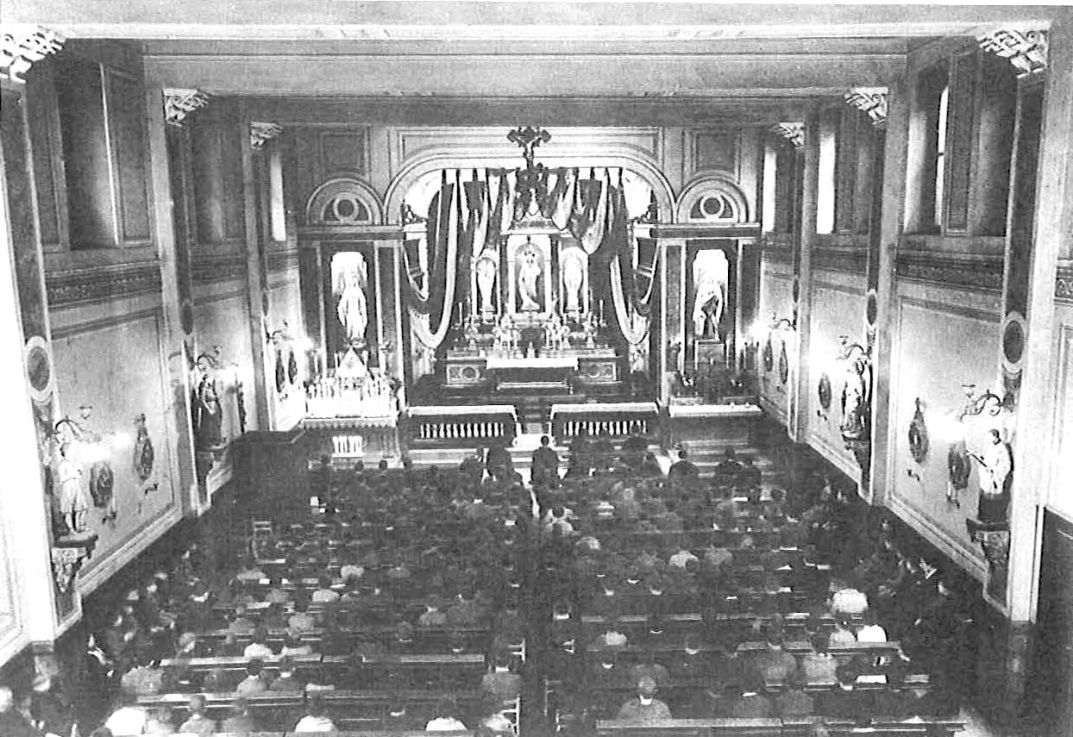 La chiesa dell'Oratorio ricavata dal teatro, benedetta dal Cardinale Tosi nel 1925