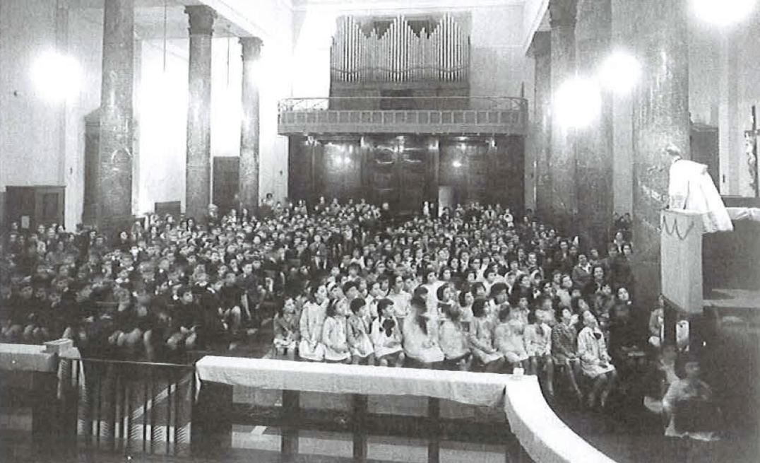 Maggio 1972 Don Eugenio intrattiene i bambini delle sellale elementari
