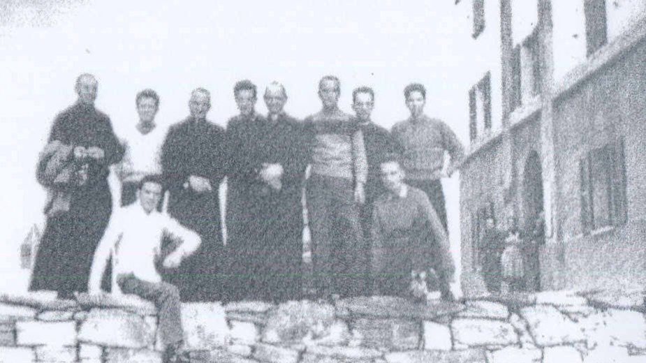 passo del Gavia la casa, 31 agosto 1956 Mons. Montini, Mons. Pignedoli e Don Macchi con gli ospiti della Casa